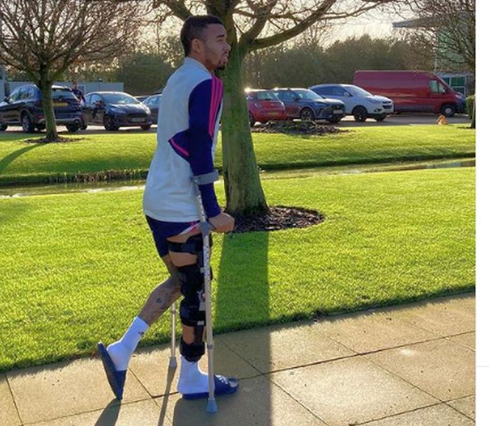 Gabriel Jesus posta foto de muletas e diz estar progredindo