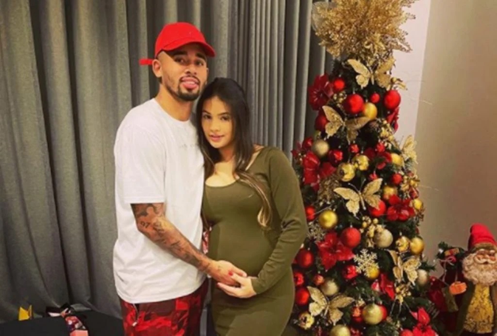 Gabriel Jesus apaga fotos da namorada grávida e reage a suspeitas de término