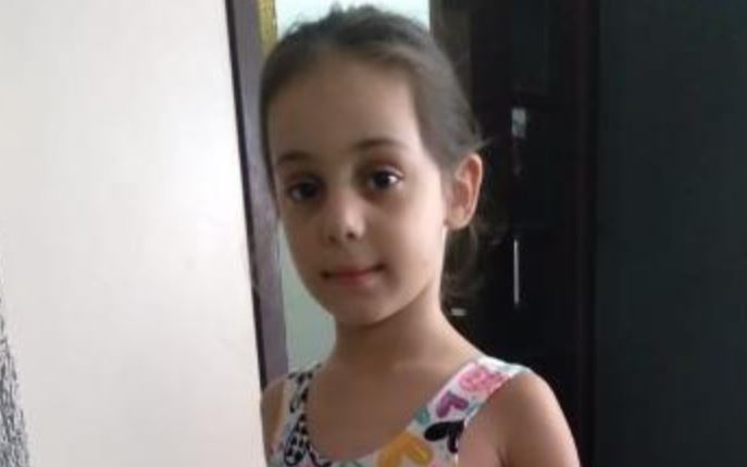 Criança diagnosticada com leucemia morre ao ser infectada por Covid