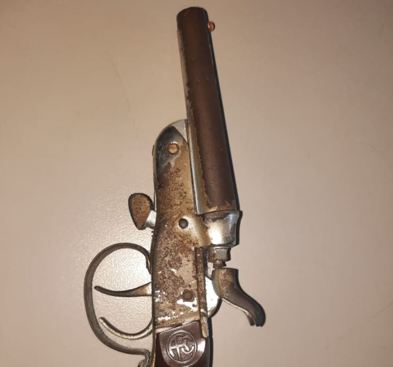 Dupla é presa com motocicleta roubada e arma após fazer arrastões em Manaus