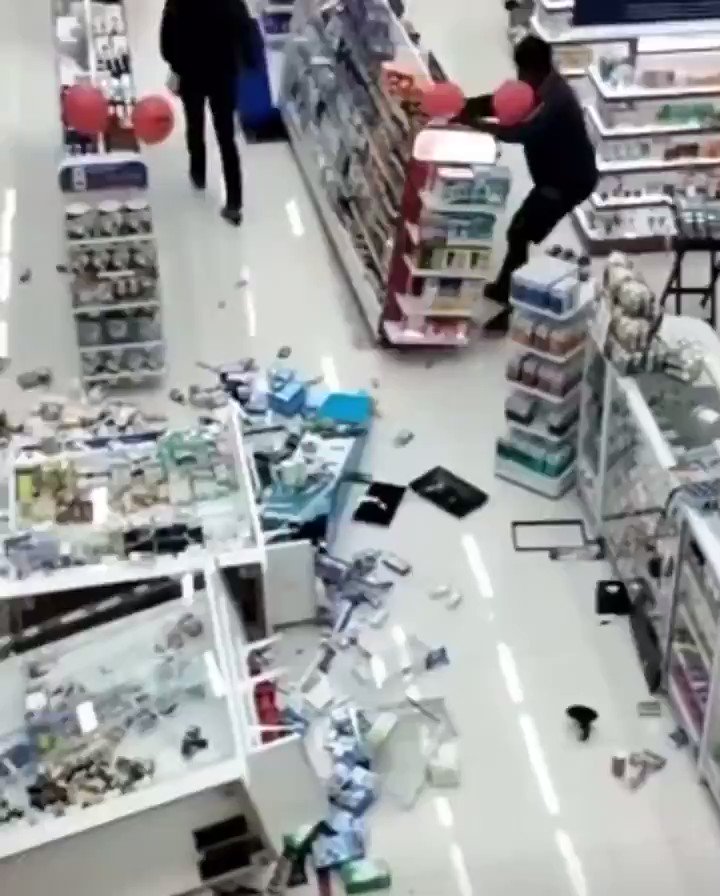 Vídeo: Homem fica furioso e destrói farmácia após ter receita recusada