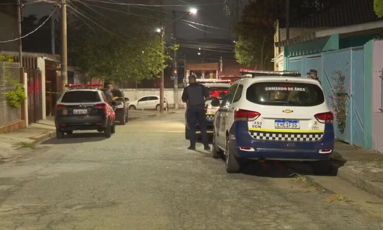 Adolescente mata pais e irmã adotivos após ter celular 'confiscado' durante castigo