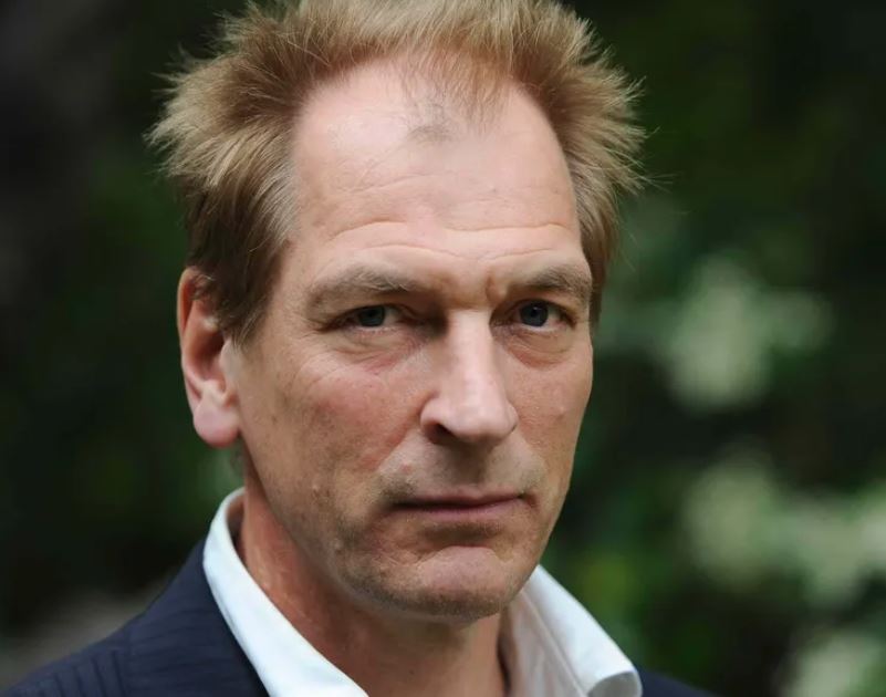 Polícia confirma morte do ator Julian Sands, desaparecido há 5 meses nos EUA