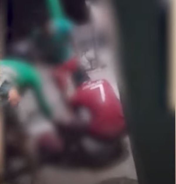 Jovem é executado com 10 tiros na frente dos irmãos ao voltar de futebol no Amazonas