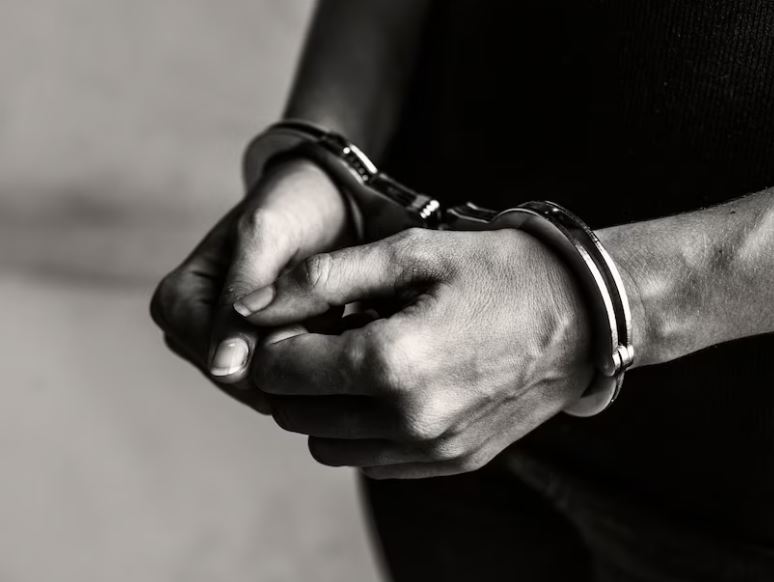 Mulher é presa por se passar por funcionária pública para aplicar golpes no Amazonas