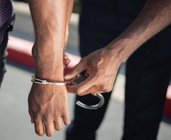 Suspeito de participar de tiroteio com dois mortos em mercadinho é preso em Manaus