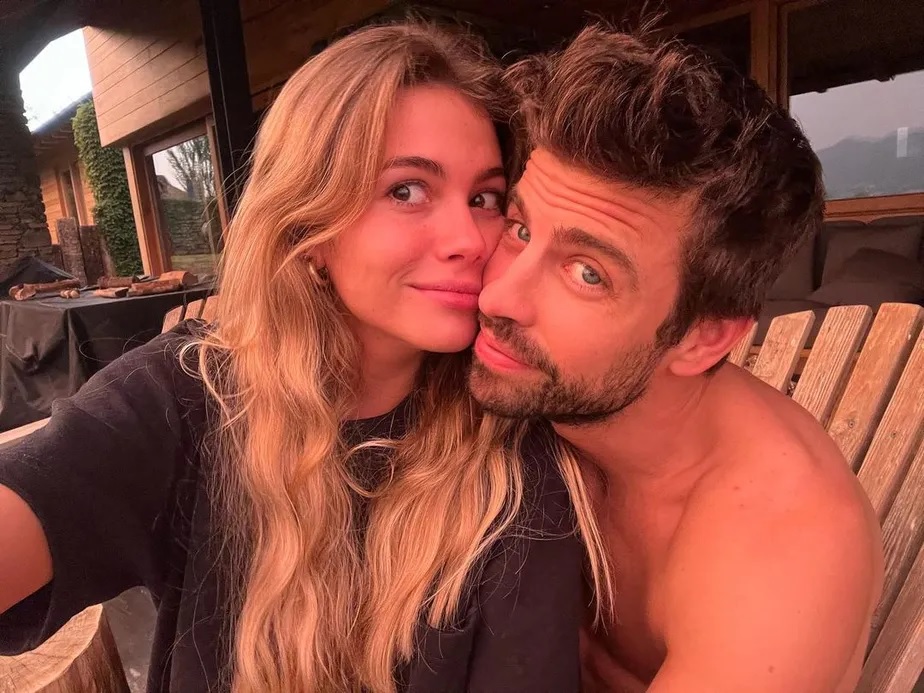 Gerard Piqué posa coladinho com a Clara Chía após fotos da namorada em noitada