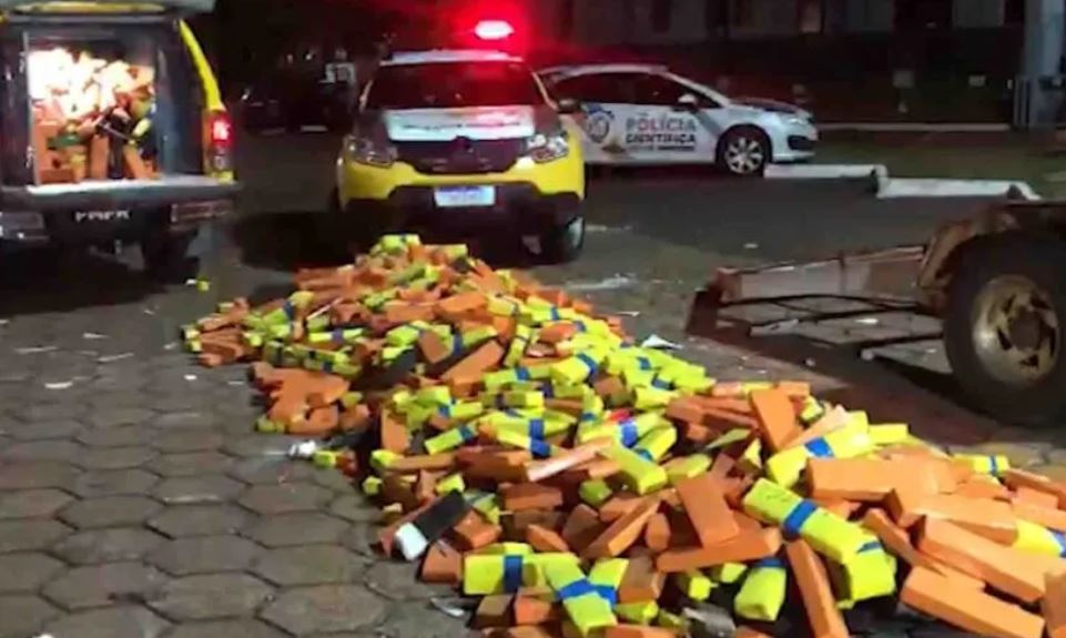 Homem é preso após carro tombar e espalhar 1,5 tonelada de drogas por rua