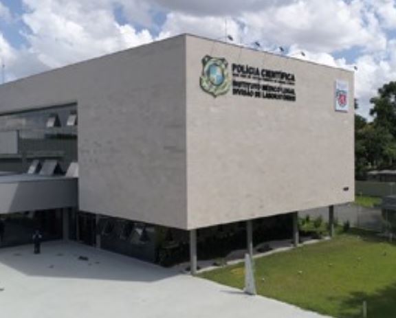 Mulher é estrangulada com cabo de celular e esfaqueada dentro do próprio apartamento