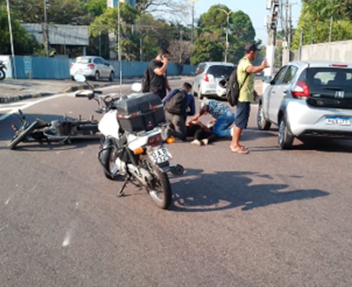 Motociclista é atropelado por carro em acidente na Bola do Coroado em Manaus