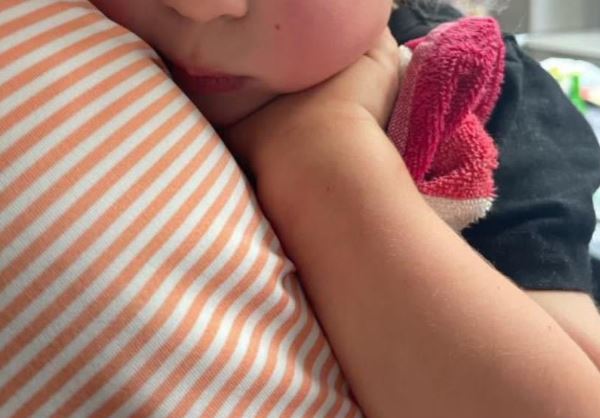 Coberto de sangue, bebê é achado vagando após pais serem mortos em desfile nos EUA