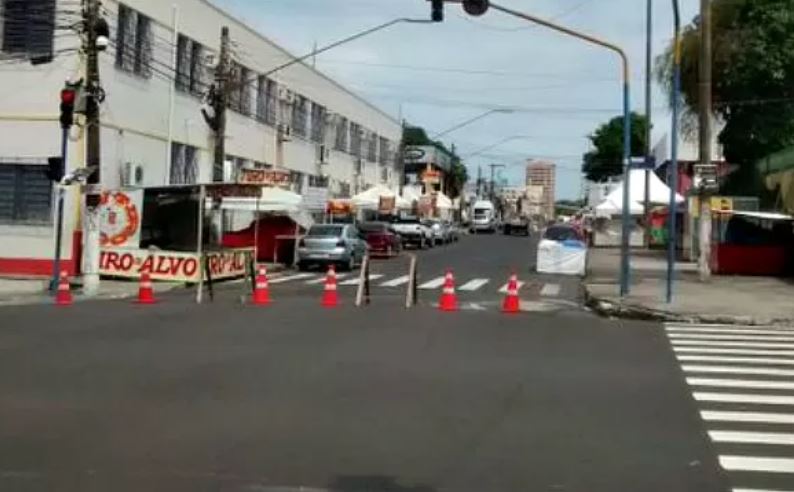 Obra emergencial interdita trecho da rua Emílio Moreira 