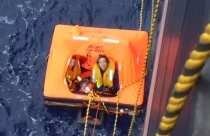 Brasileiro é resgatado após veleiro naufragar no meio do Oceano Atlântico