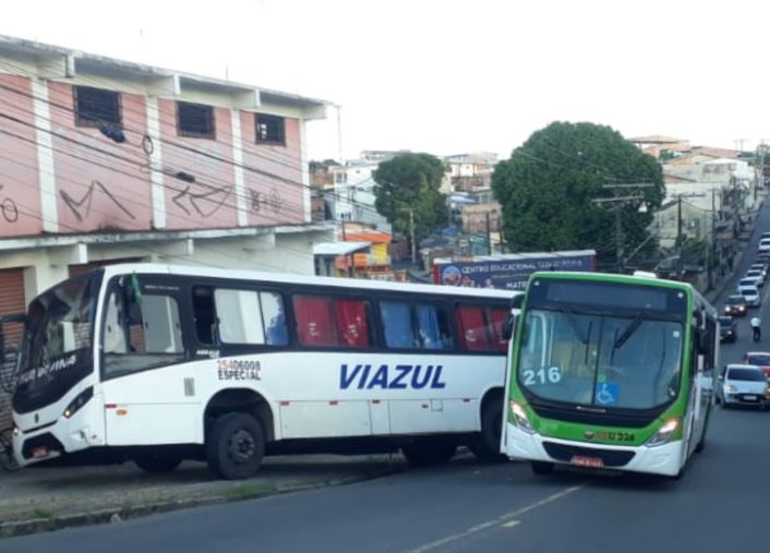 Acidente: Ônibus quase invade imóvel após colisão em avenida de Manaus