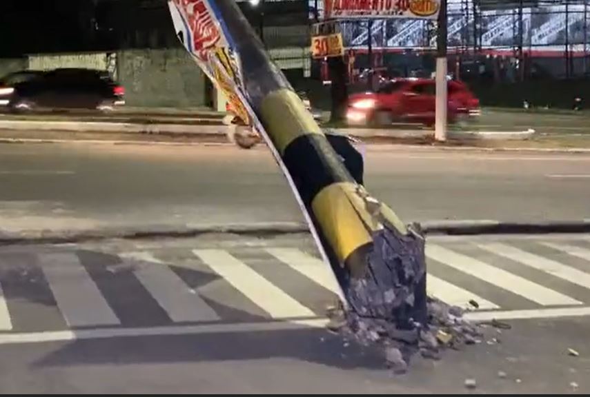 Motorista de micro-ônibus derruba postes e deixa bairro às escuras em Manaus