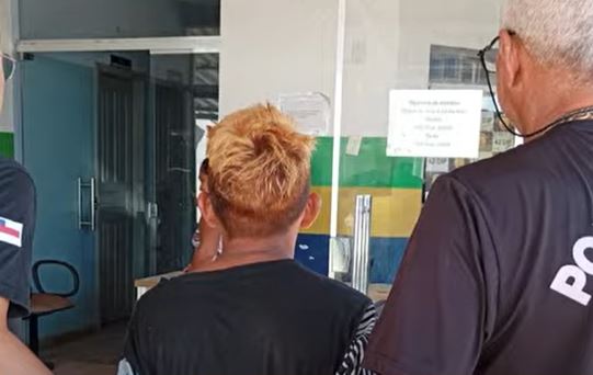 Filho é preso após tentar matar pai a golpes de terçado; vítima está internada