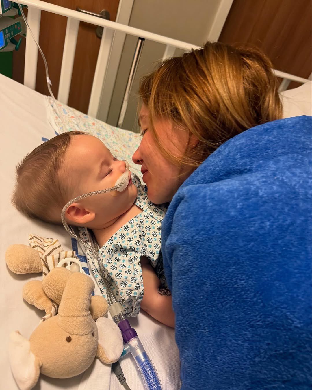 Internado sem previsão de alta, bebê de Virgínia e Zé Felipe faz fisioterapia respiratória