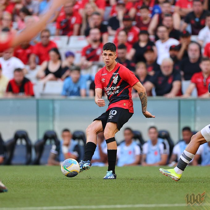 Athletico-PR ganha do Vasco e assume a liderança provisória do Campeonato Brasileiro
