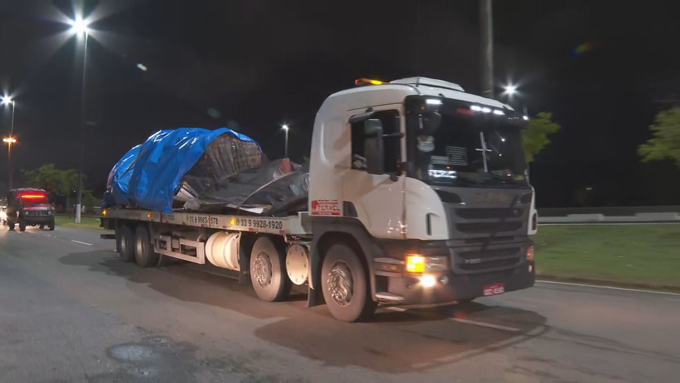 Destroços de avião que caiu com Marília Mendonça chegam para perícia no RJ