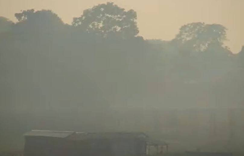 Fumaceiro encobre Parintins e deixa ar tóxico para moradores 