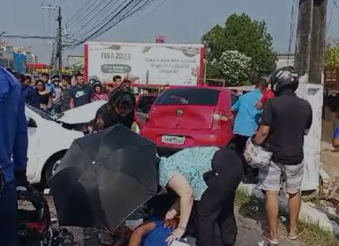 Acidente entre carros e moto deixa ao menos dois feridos em Manaus