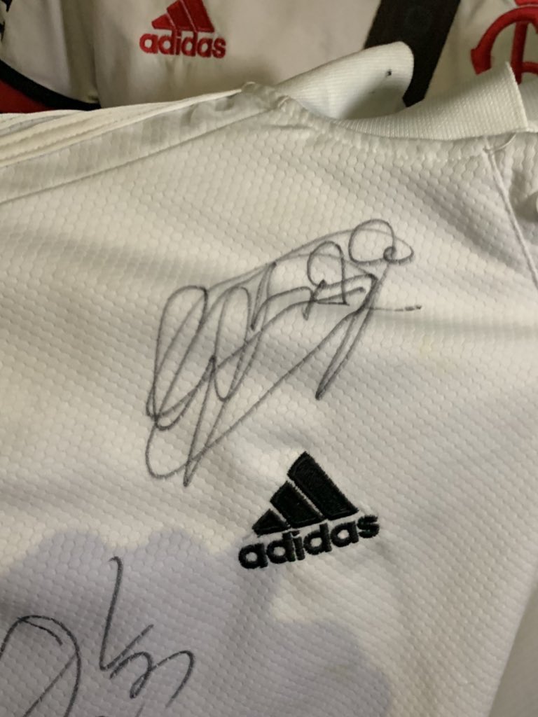 Em Manaus, Gabigol dá autógrafos com novo número de camisa após polêmica com Corinthians