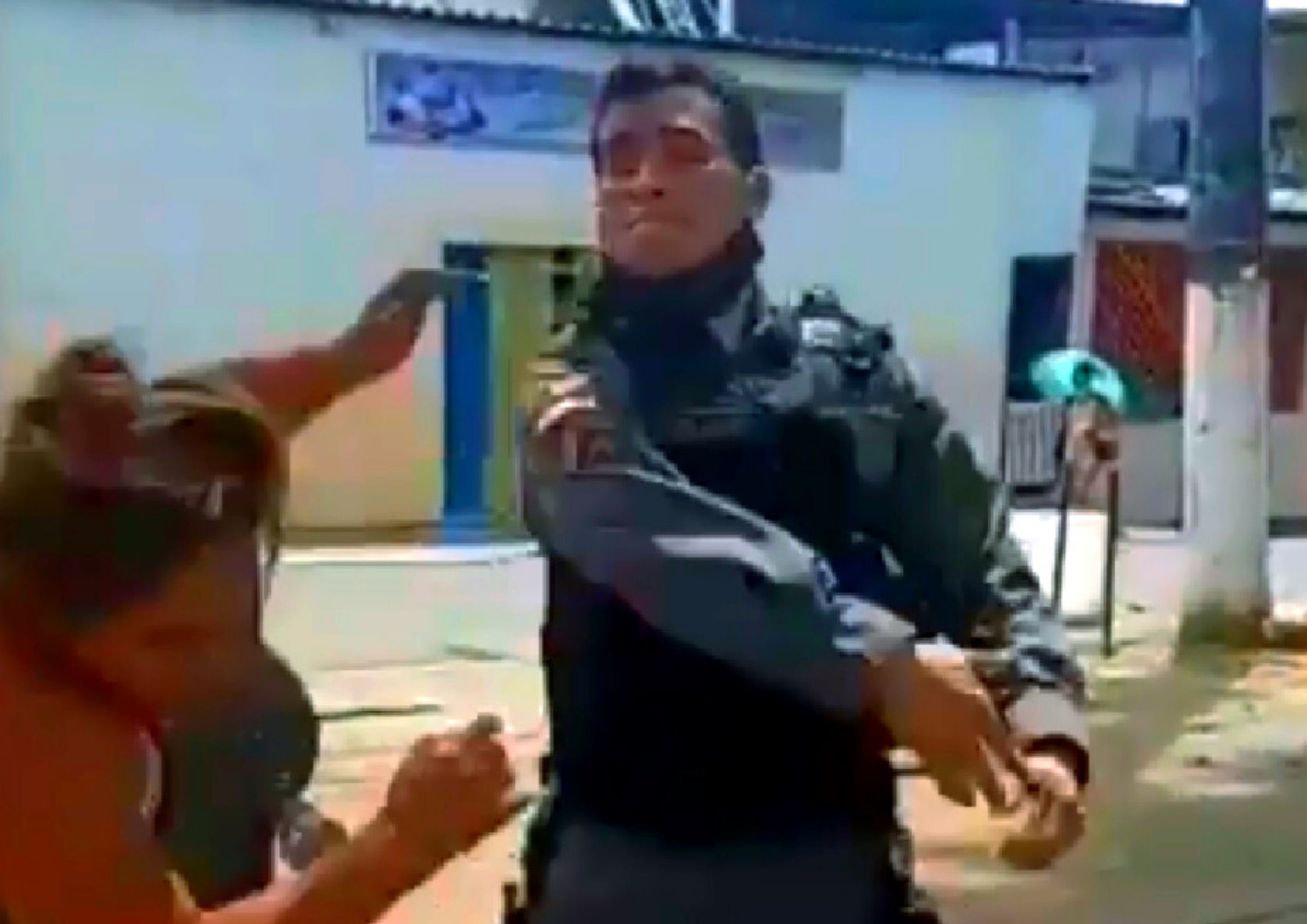 Vídeo mostra PM agredindo mulher com tapão em Manaus