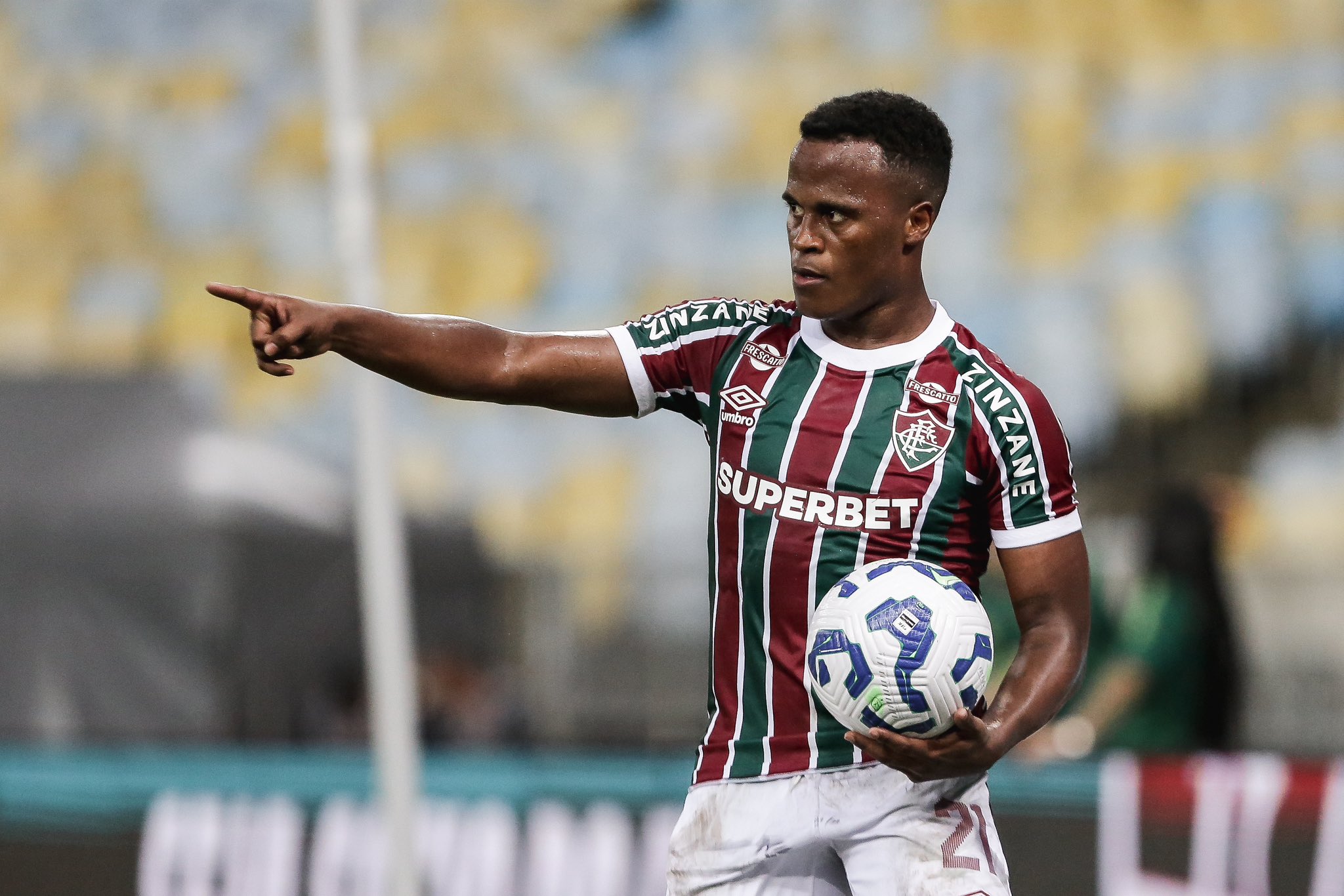 Fluminense vira no último lance do jogo e afunda Sport na lanterna do Brasileirão