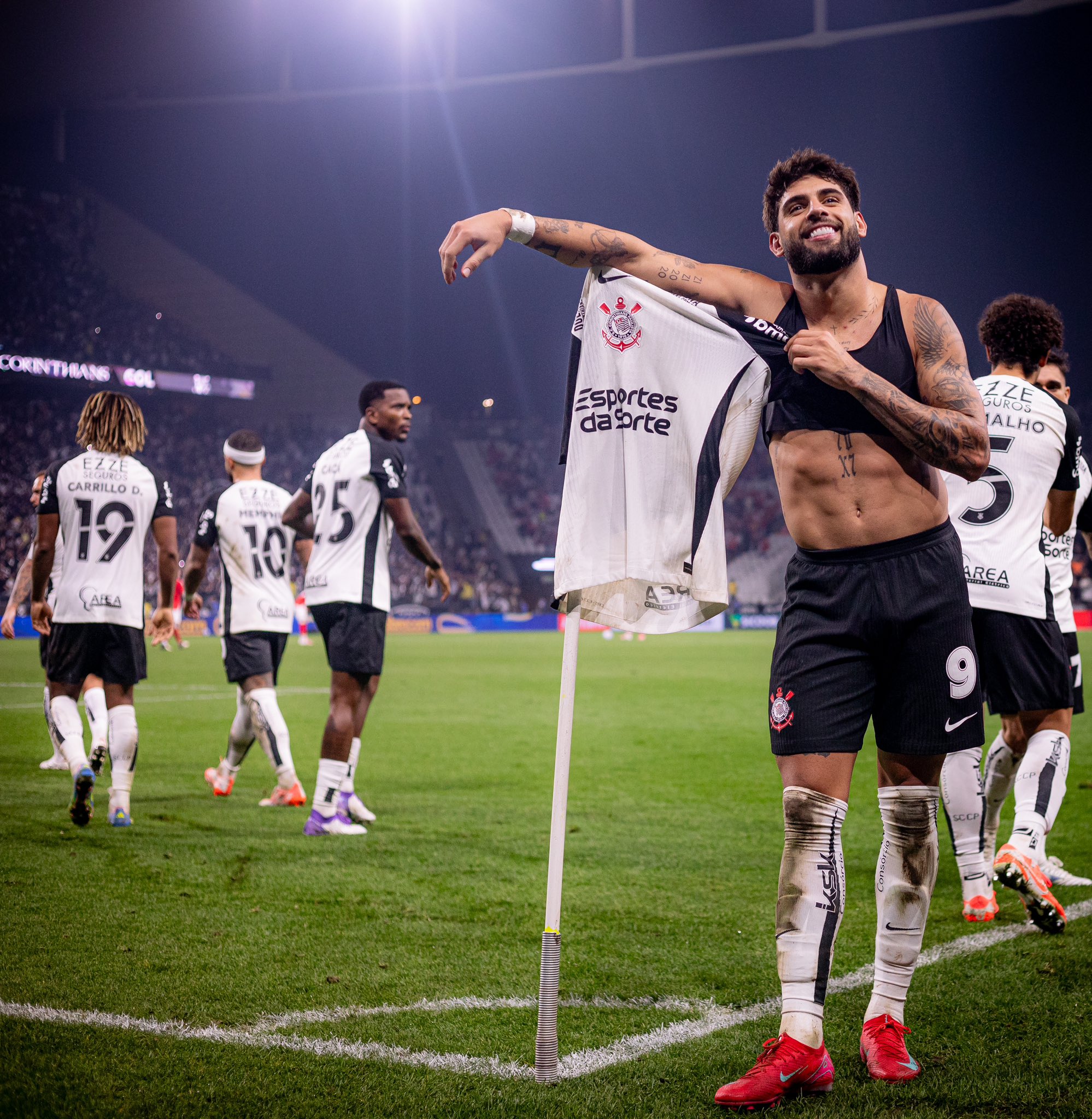 Yuri Alberto faz hat-trick, e Corinthians bate o Internacional na Neo Química