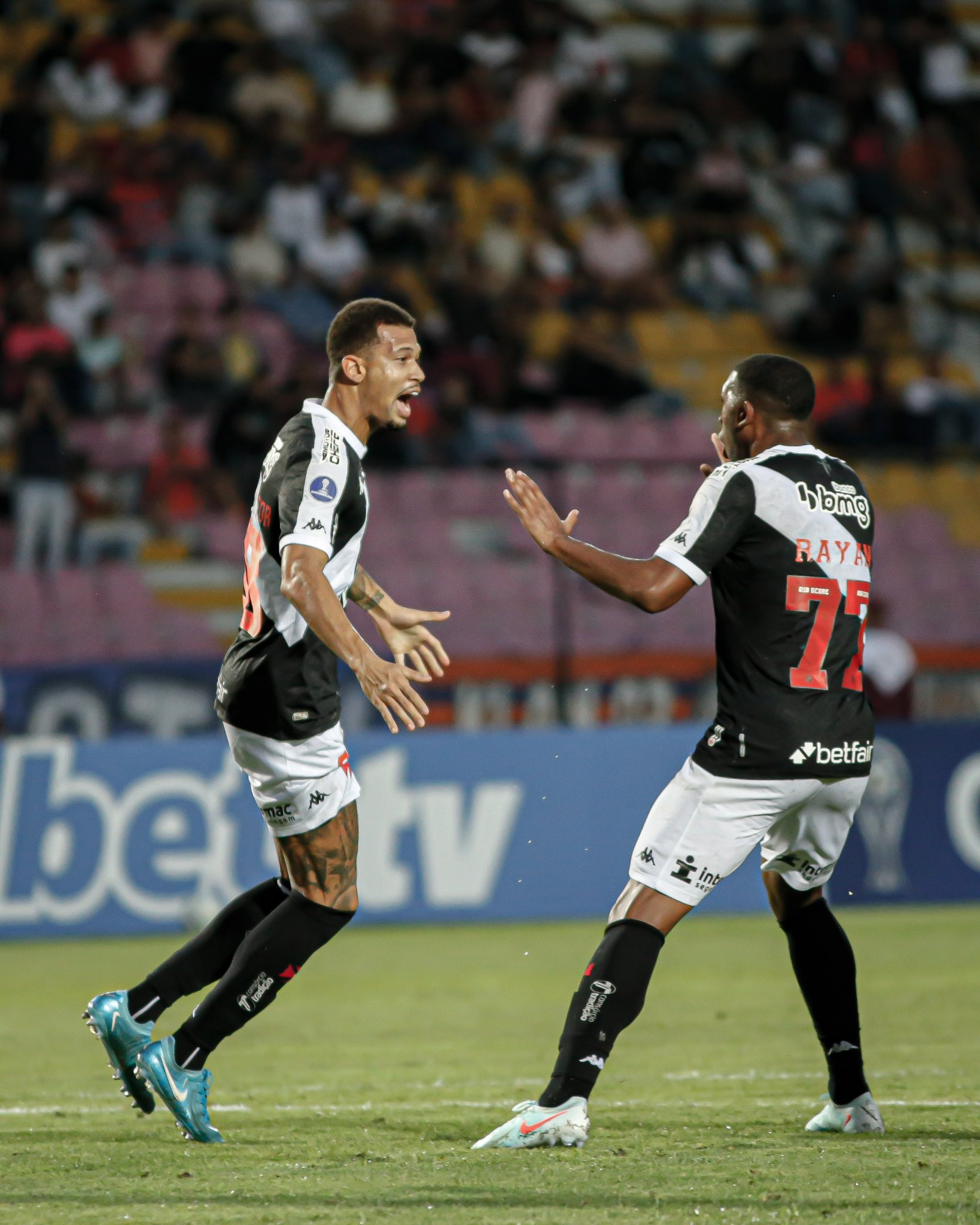 Vasco joga mal, é goleado pelo Puerto Cabello e se complica na Sul-Americana