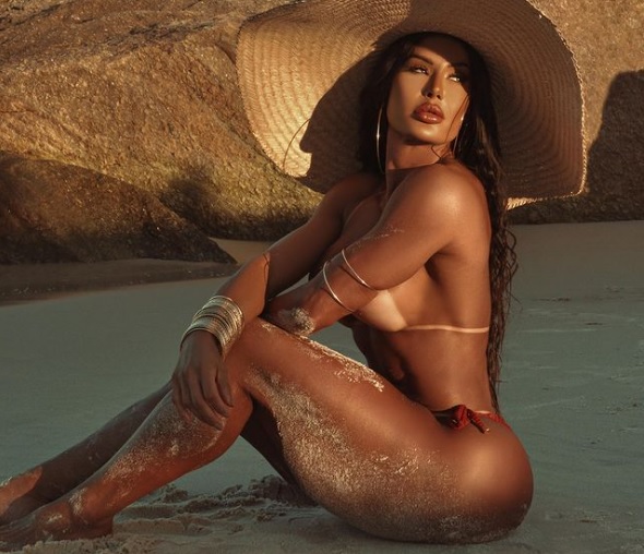 Gracyanne Barbosa faz topless na praia: “vida continua”