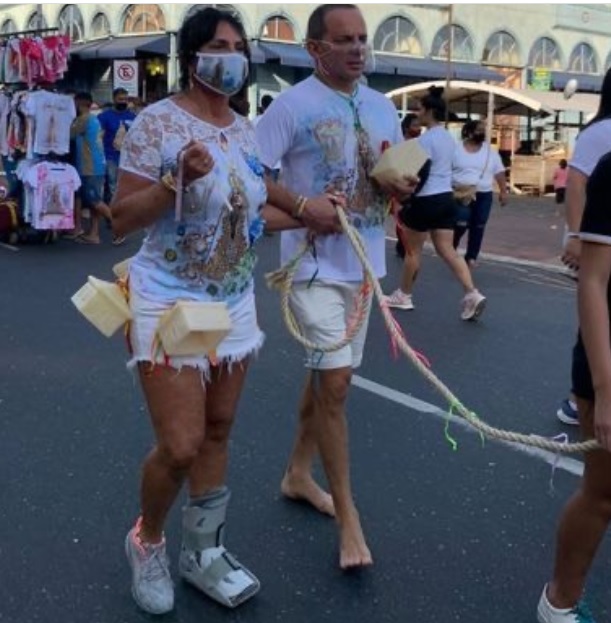 Com pé quebrado, Gretchen vai a Círio pagar promessa por se 'libertar do ex-marido'