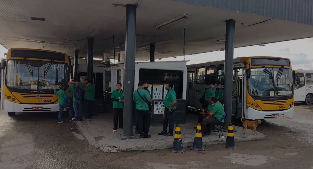 Rodoviários cruzam os braços e pegam população de surpresa em Manaus