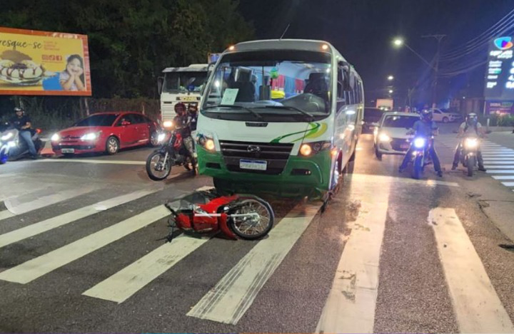 Motociclista fica ferido ao ser atropelado por rota em avenida de Manaus