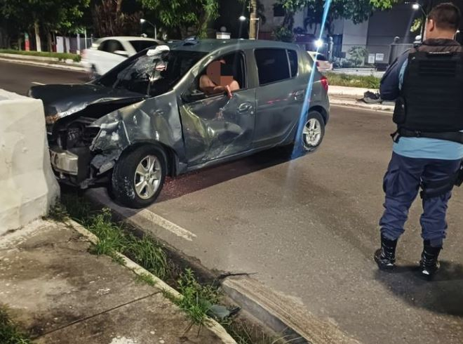 Dois motociclistas ficam feridos ao serem atropelados por carro na Efigênio Salles