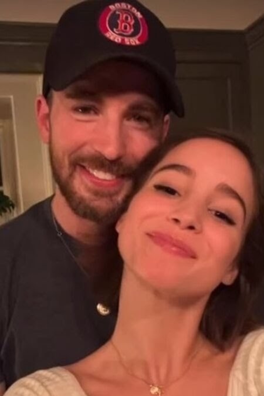 Chris Evans pediu Alba Baptista em casamento em português: 'Pratiquei a semana toda'