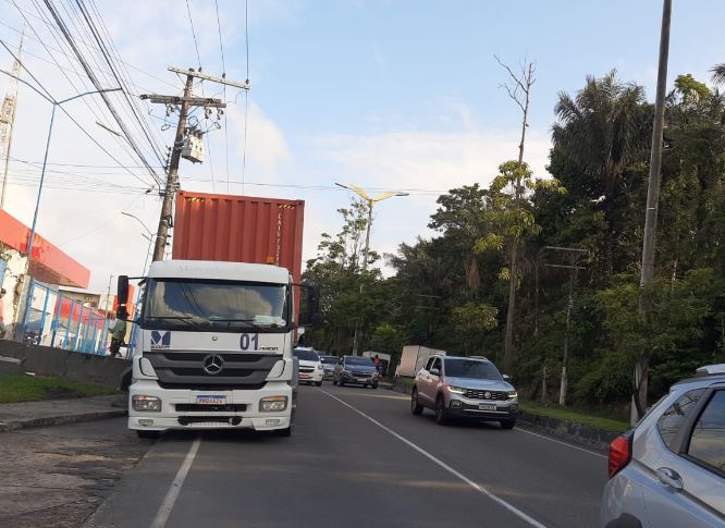 Carreta em pane paralisa trânsito na av. Rodrigo Otávio em Manaus