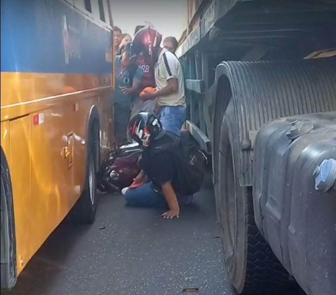 Casal escapa da morte ao cair entre carreta e 'Amarelinho' em acidente em Manaus