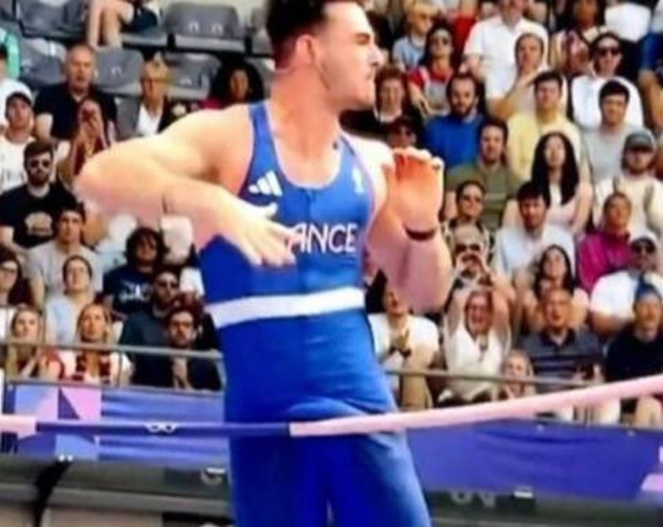 Atleta eliminado ao engatar genitália em salto com vara recebe proposta milionária de site p0rnô