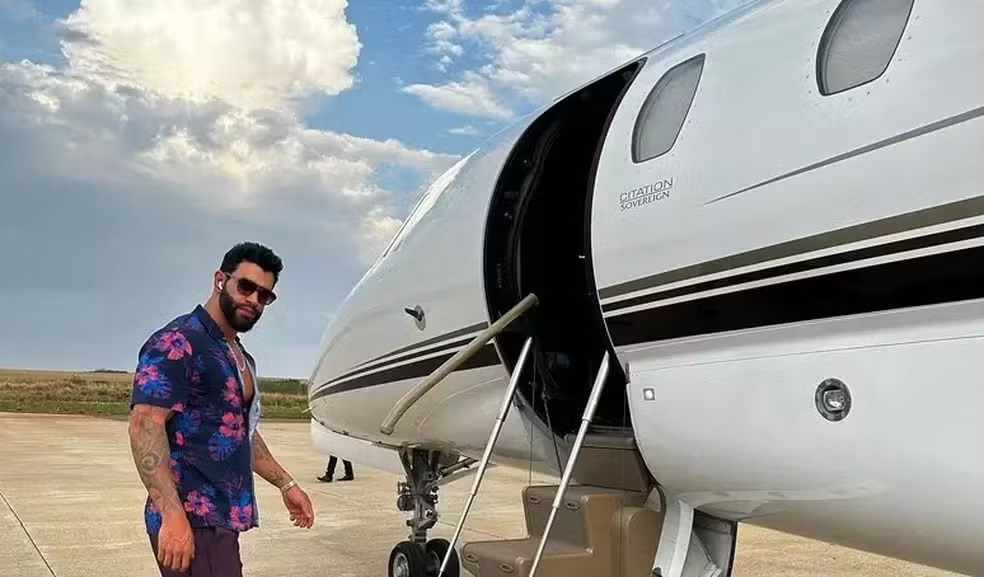 Gusttavo Lima tem avião apreendido em operação contra Deolane; equipe se pronuncia