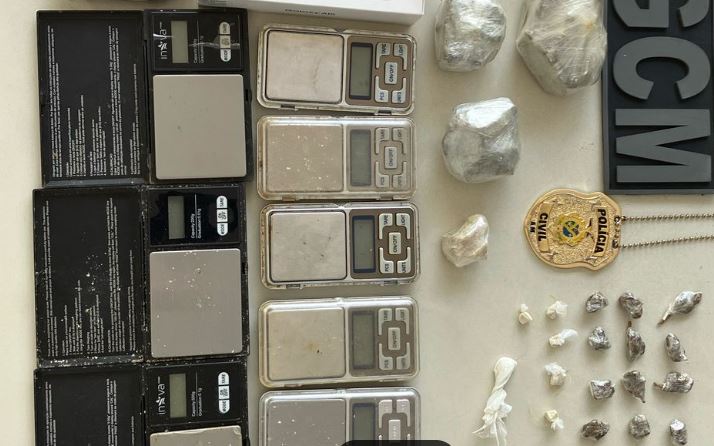 Mulher é presa por vender drogas em campo de futebol no Amazonas