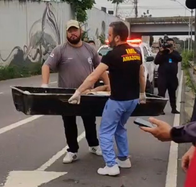 Motociclista que ficou preso em rede elétrica após acidente fatal é identificado em Manaus