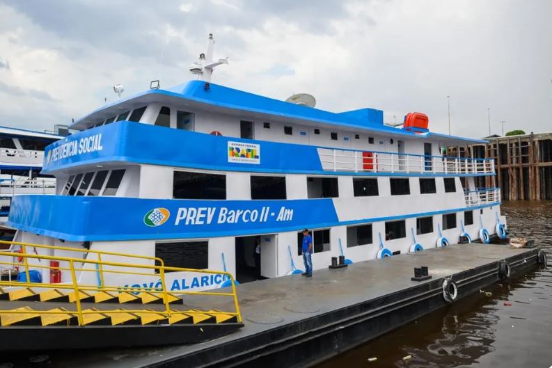 Barco do INSS inicia atendimentos à população nos municípios do Amazonas