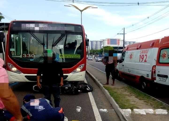 Acidente entre ônibus e moto de aplicativo deixa passageira ferida em Manaus