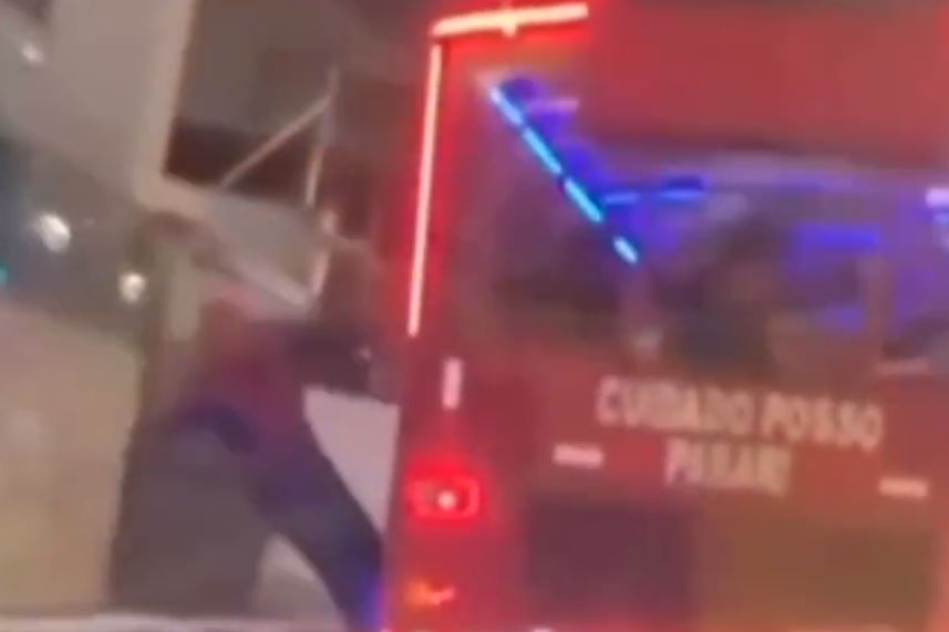 Vídeo: Homem-Aranha despenca de Trem da Alegria ao bater em poste no 1º dia de trabalho