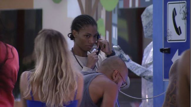 Tina atende o Big Fone do BBB 23 e coloca Domitila e Gabriel no Paredão