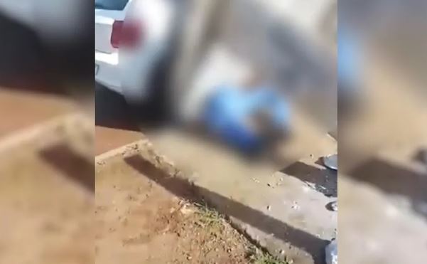 Ponto de ônibus desaba e mata trabalhador esmagado; imagem forte