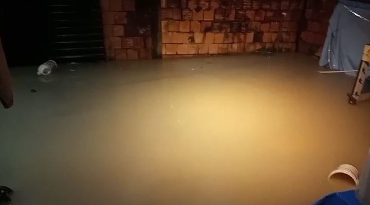 Moradores entram em desespero após água invadir casas durante temporal em Manaus