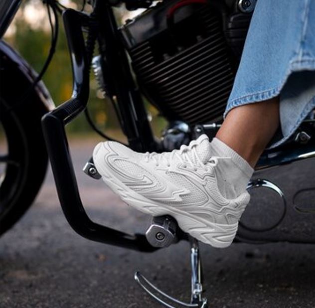 Mulher morre em acidente após moto colidir com micro-ônibus no Tarumã