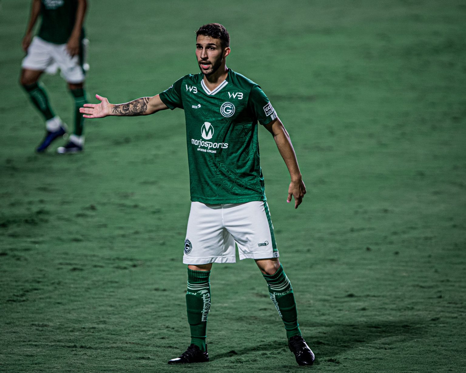 Jogador do Goiás é baleado no estacionamento de casa noturna em Goiânia